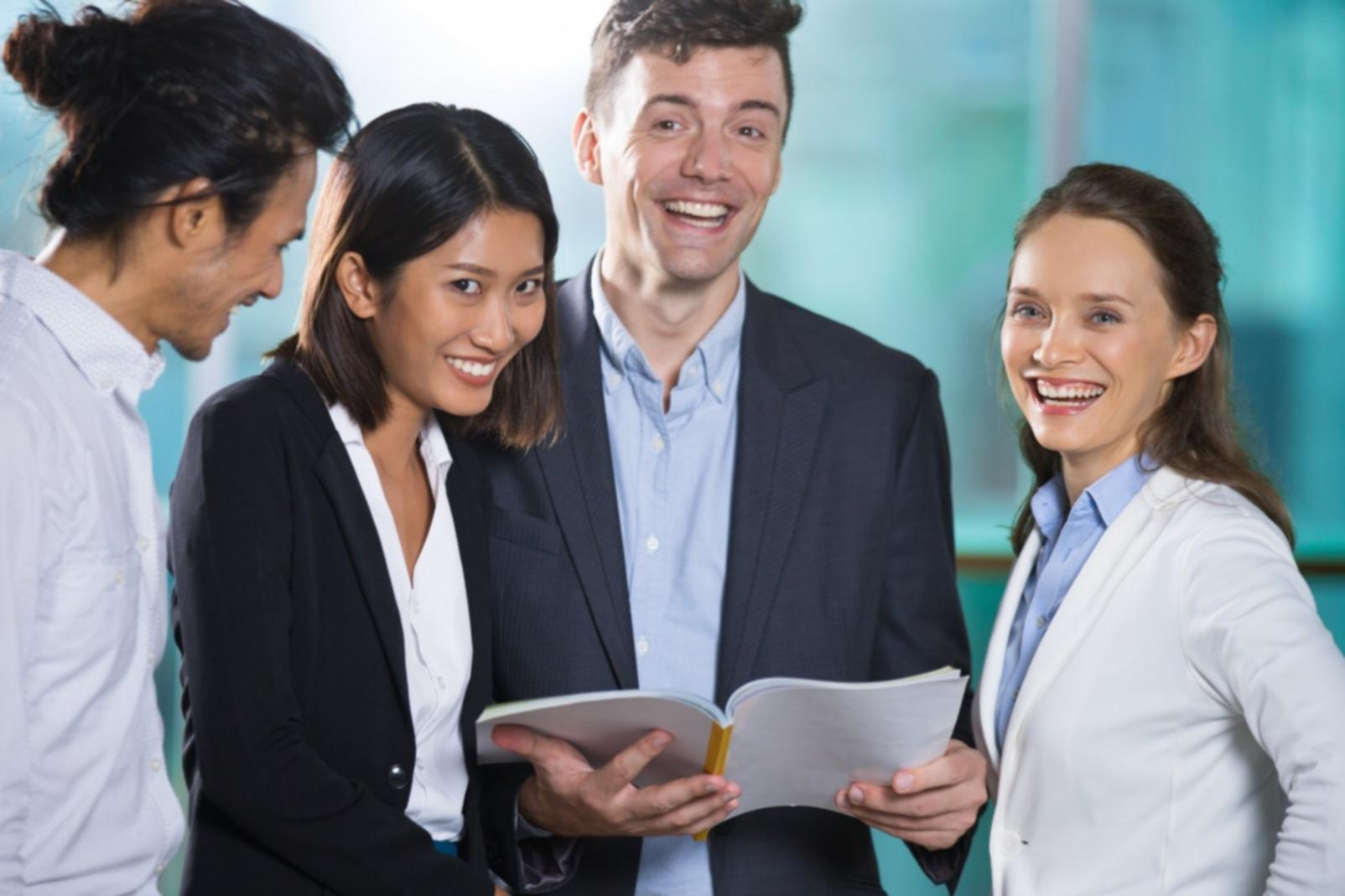 Equipo de trabajo colaborando en estrategias de presupuesto