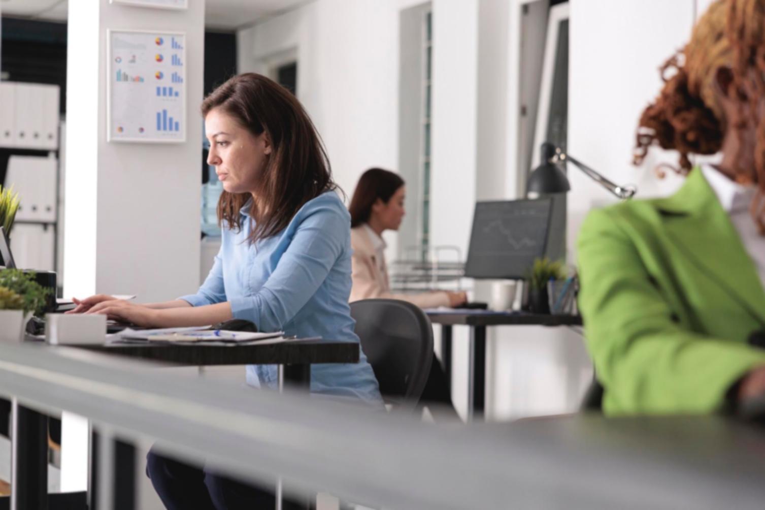 Estudiantes trabajando en ejercicios prácticos de presupuesto durante una sesión de formación